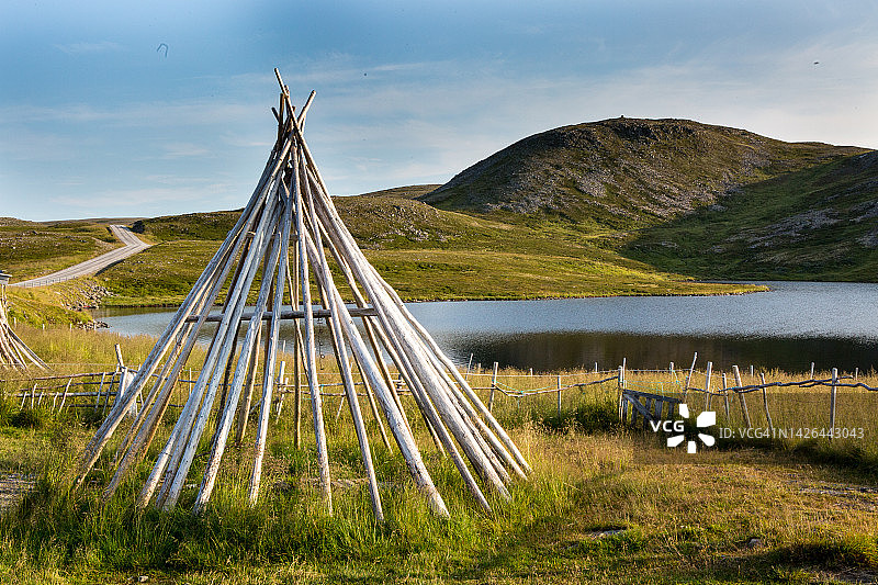 挪威北角自然风光中的圆锥形帐篷图片素材