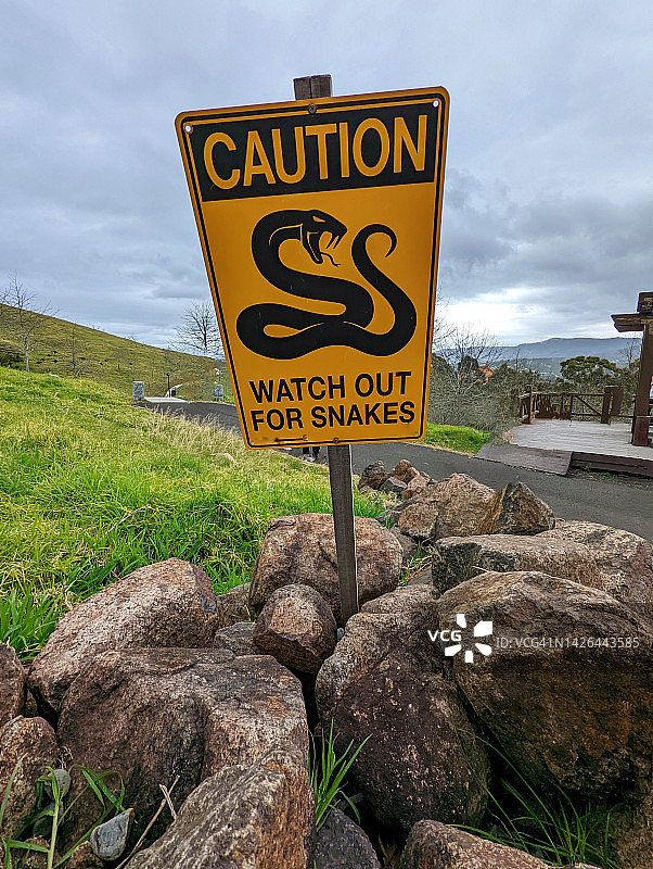 当心蛇出没警告图片素材