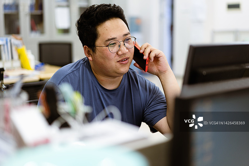 老师在办公室打电话图片素材