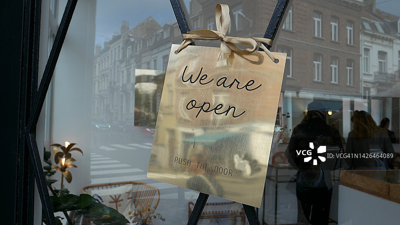 “我们已开业”欢迎牌图片素材