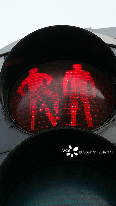 人行道和自行车道交通信号灯图片素材