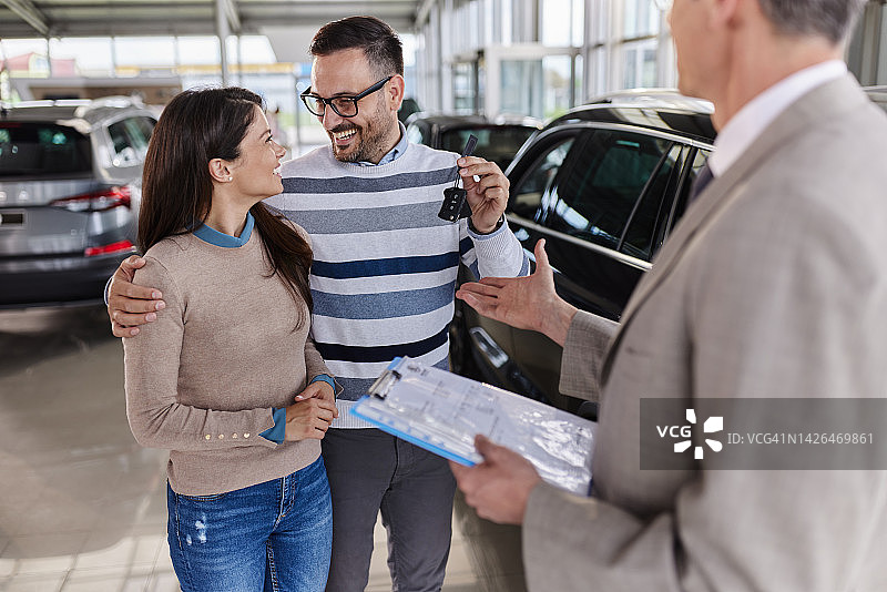 看，亲爱的，我们的新车钥匙！图片素材