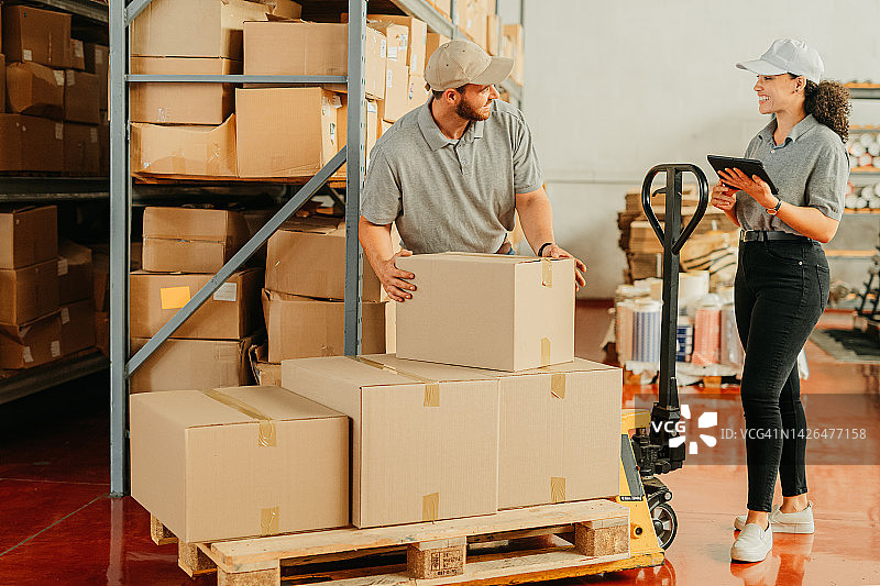 仓库或工厂人员使用清单和物流进行制造、运输和库存交付图片素材