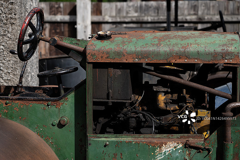 生锈的旧拖拉机特写图片素材