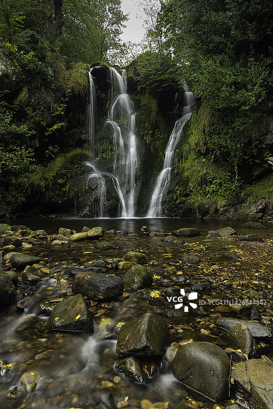 约克郡达尔斯博尔顿修道院荒凉谷瀑布图片素材