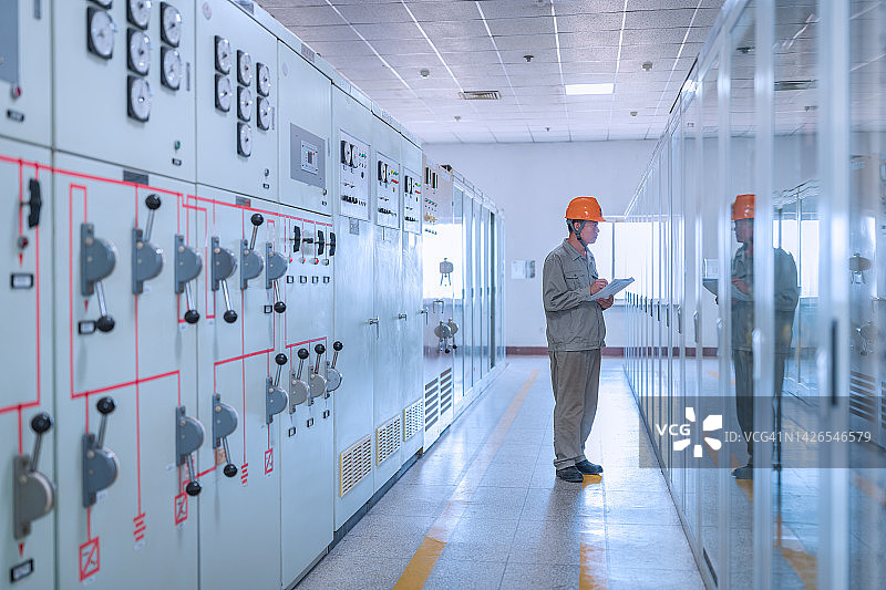 数据室管理员正在检查工作图片素材