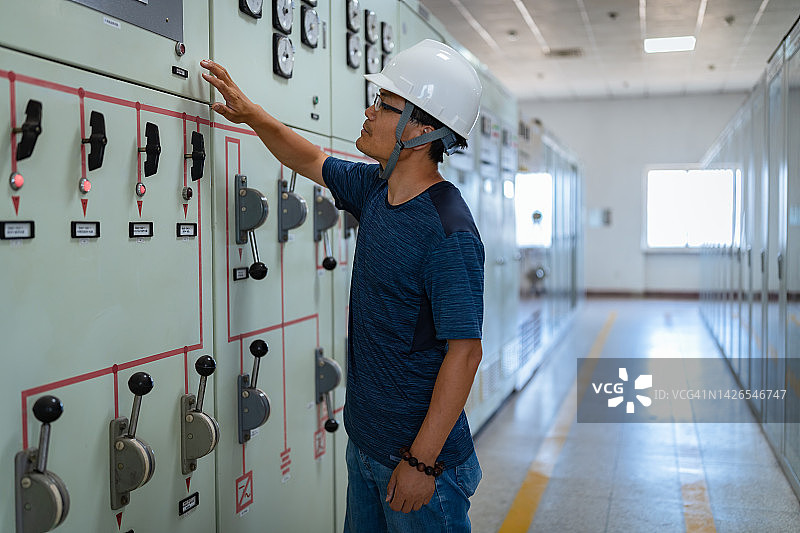 数据室管理员正在检查工作图片素材