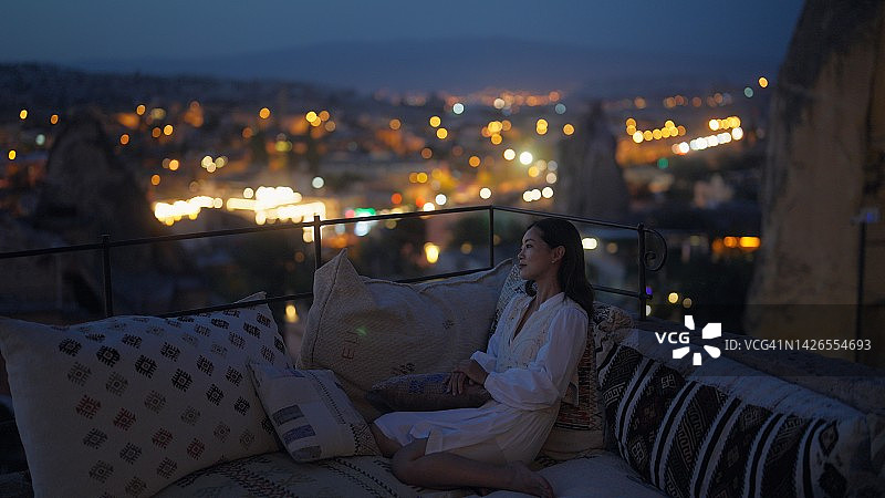在酒店屋顶欣赏城市风光的女人图片素材