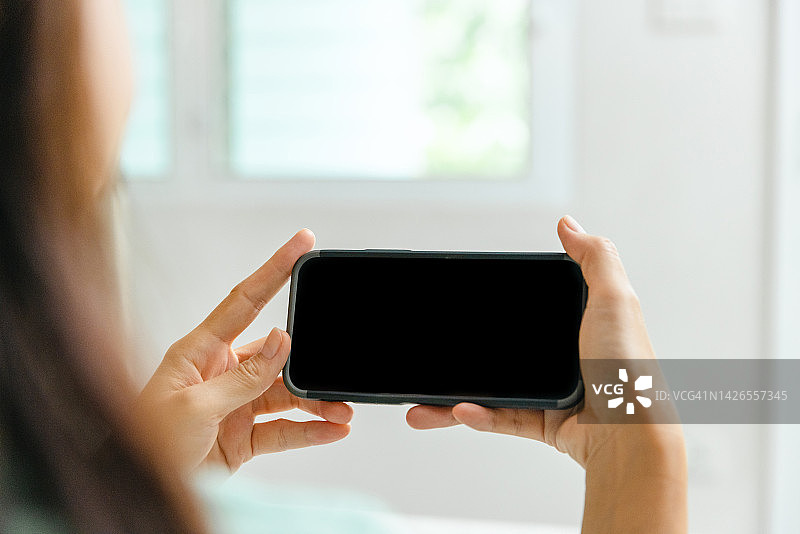 成年人使用蓝牙血压监测仪图片素材