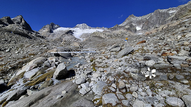 瑞士蒂芬巴赫山涧和 Fußgängerbrücke，背景是蒂芬冰川图片素材