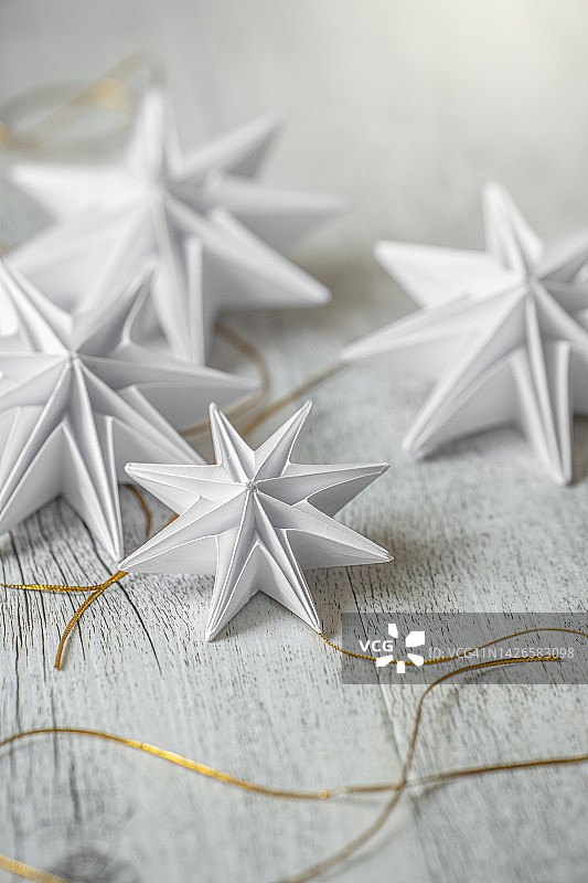 自制纸星星特写：圣诞节装饰品图片素材