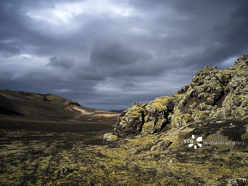 戏剧性的天空和苔藓覆盖的熔岩地图片素材