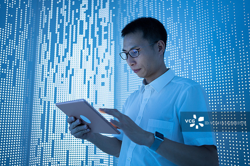 使用平板电脑的亚洲男人图片素材