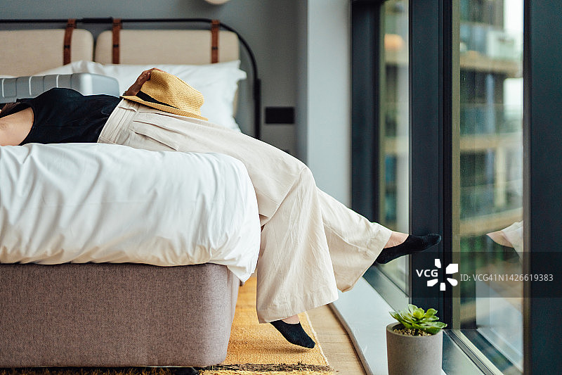 年轻女子在豪华酒店办理入住后休息图片素材