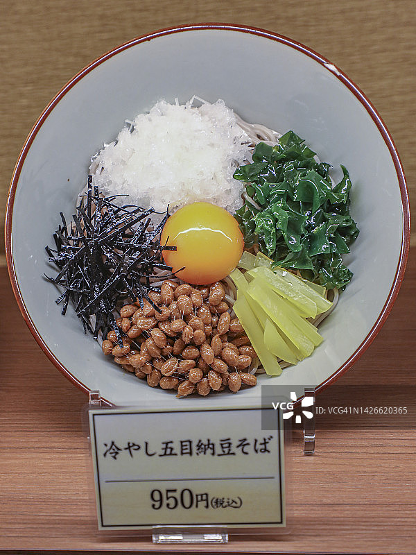 冷荞麦面，配纳豆、裙带菜、萝卜干、海苔、洋葱和生蛋黄（食物模型）图片素材