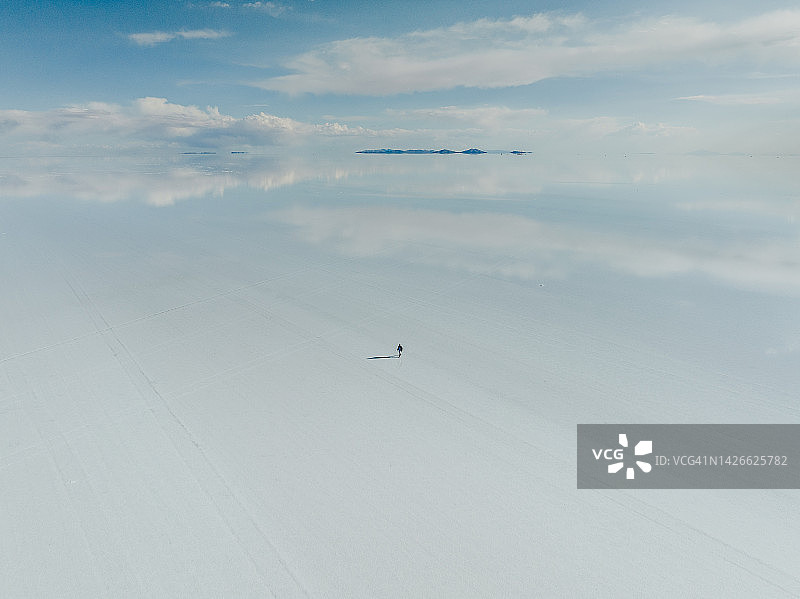 无人机拍摄的玻利维亚乌尤尼盐沼上行人图片素材