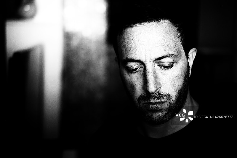 光线对比面部肖像图片素材