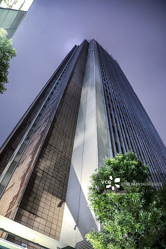 雨夜中的摩天大楼图片素材