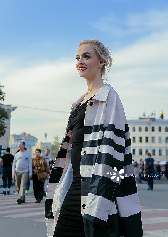 穿着黑白外套的红发女人图片素材