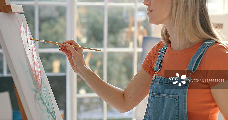 绘画，创意和艺术，女画家在工作室的画布和画架上绘画，展现创造力。女艺术家拿着画笔，创作静物花卉画图片素材