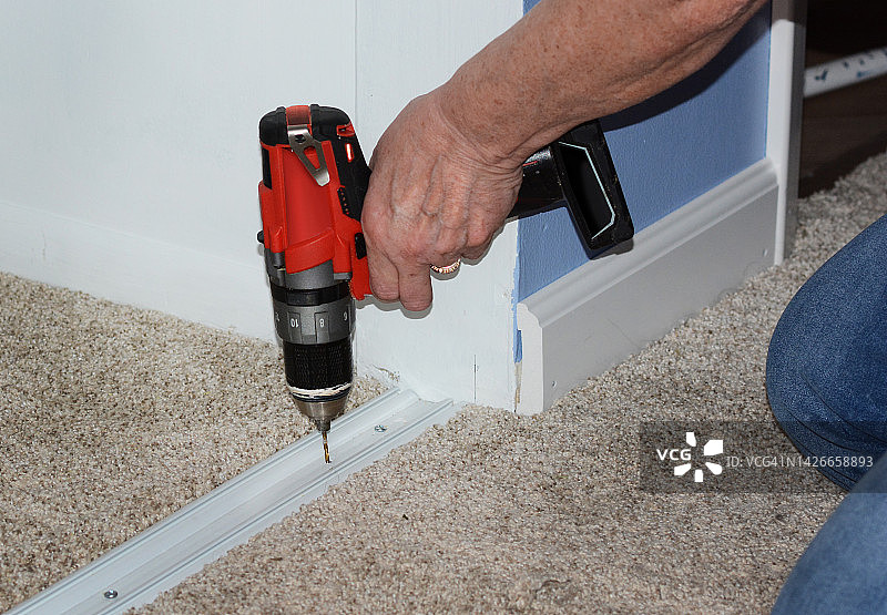 女人手持电钻图片素材