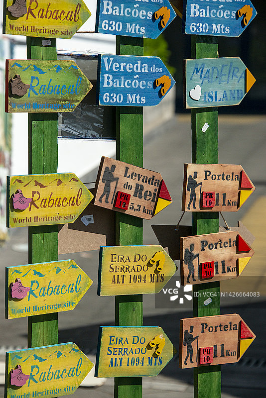 在葡萄牙马德拉岛出售的用于追踪岛屿路线的纪念品指示牌图片素材
