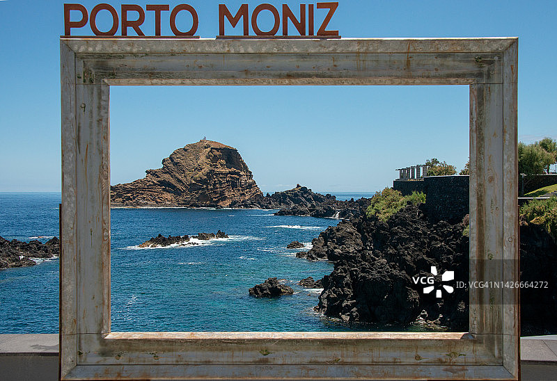 葡萄牙马德拉岛北部波尔图莫尼什的火山岩、天然水池、粗糙的北大西洋和莫尔岛景色图片素材