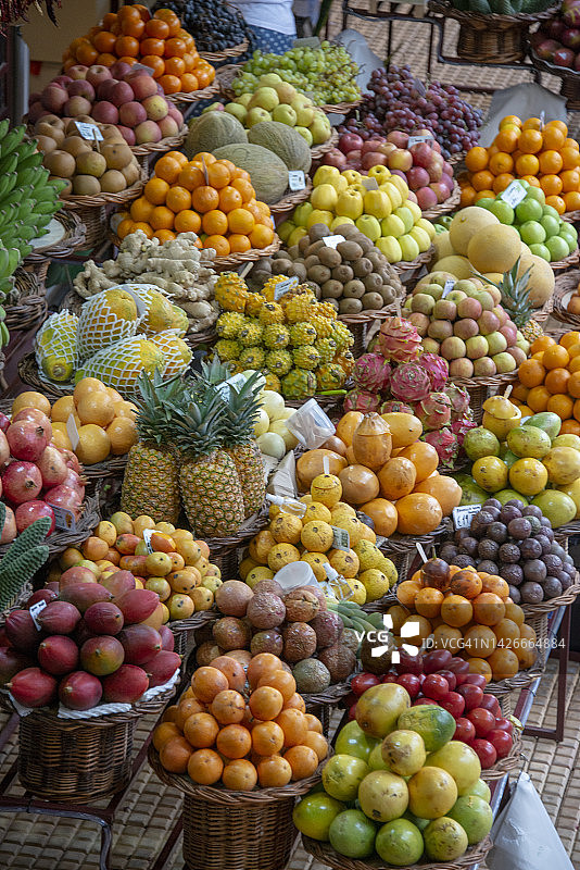 丰沙尔拉夫拉多雷斯市场的新鲜水果背景图片素材