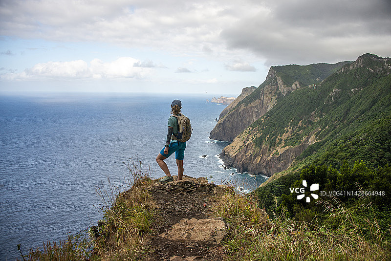 年轻女人在马德拉岛的户外享受美景图片素材