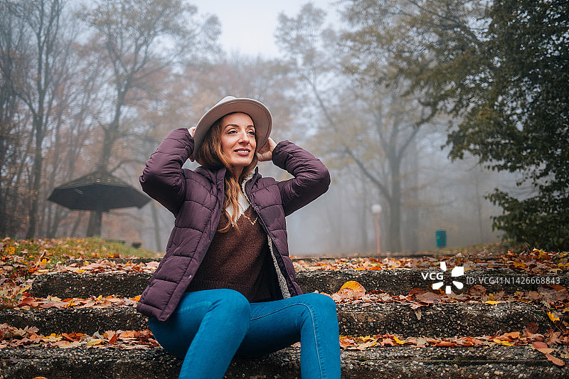 在公园里放松微笑的女人图片素材