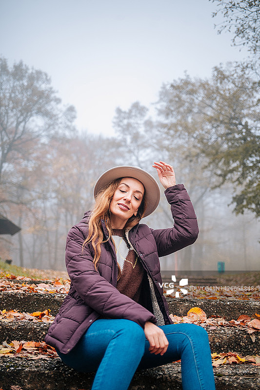 在公园里放松微笑的女人图片素材