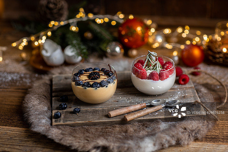 圣诞焦糖布丁和意式奶冻甜点图片素材