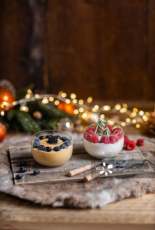 圣诞焦糖布丁和意式奶冻甜点图片素材