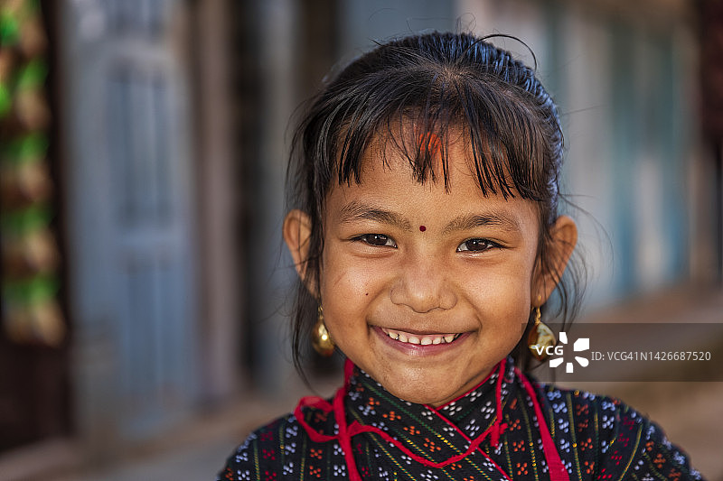 身穿传统服装的年轻尼泊尔女孩肖像，巴克塔普尔，尼泊尔图片素材