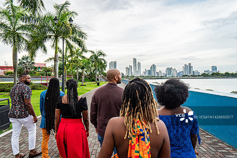 一群快乐时尚的非裔游客走在巴拿马城，欣赏风景图片素材