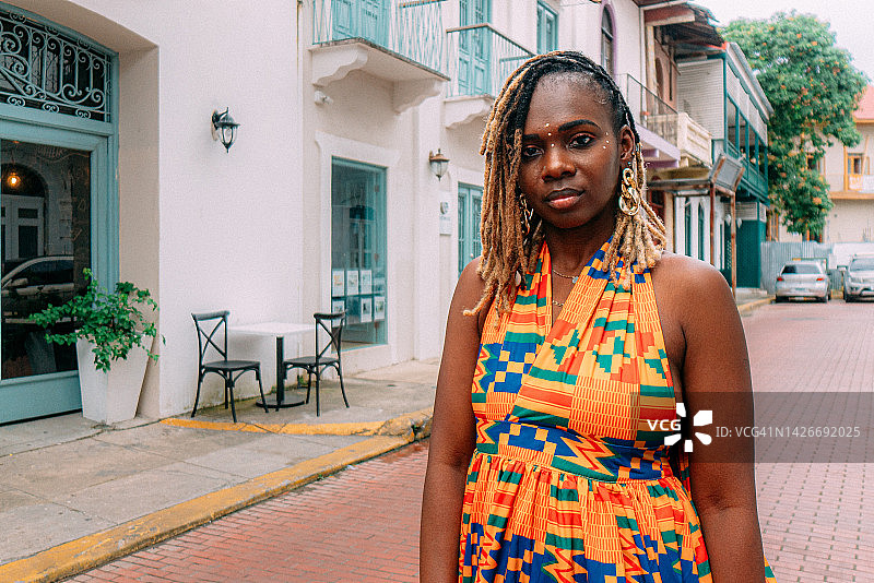巴拿马城时尚美丽的非洲裔女性肖像图片素材