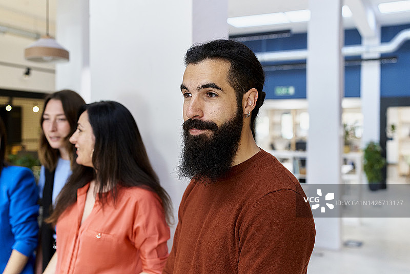 在办公室里具有潮流风格的年轻职业男性图片素材