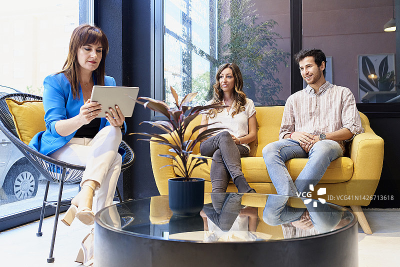 人力资源主管在办公室面试新申请人，背景光，透过窗户可以看到街道图片素材