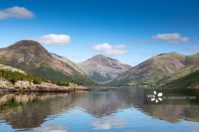 三峰废水的倒影图片素材