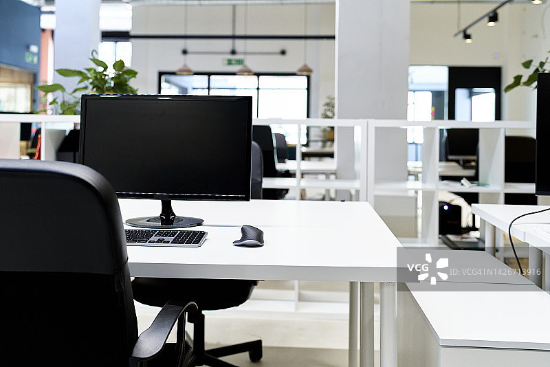 员工上班前安静整洁的现代办公室图片素材