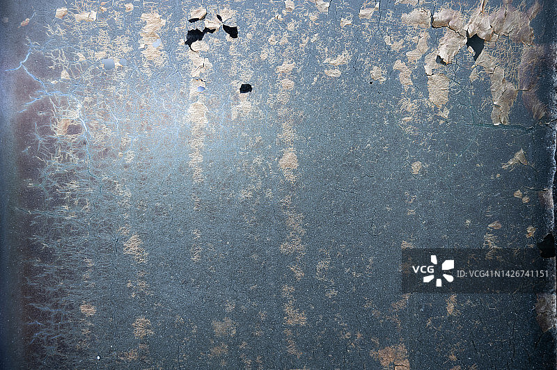 镜子上剥落的黑色破损膜片图片素材