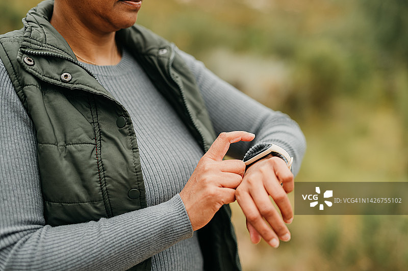 徒步女性查看数字健身手表，健康运动追踪器特写图片素材