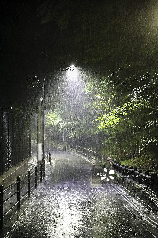 午夜暴雨中蜿蜒的道路图片素材