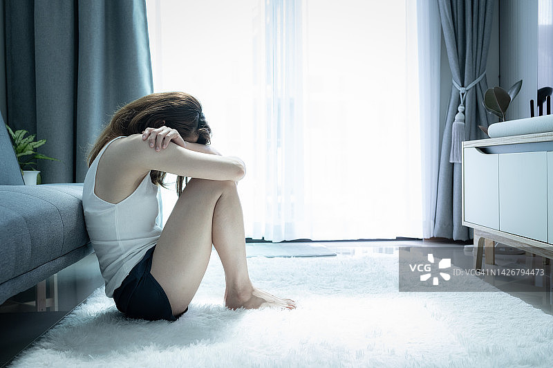 独自坐在地板上的悲伤女人图片素材