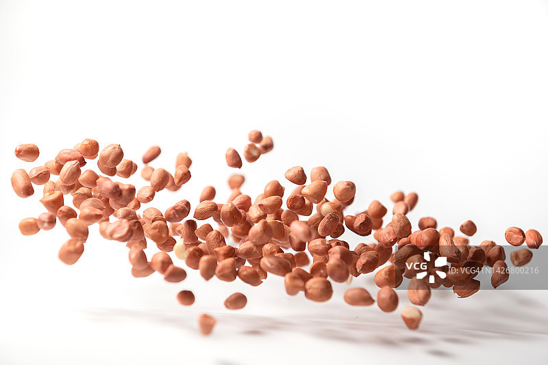 白色背景上飞舞的花生图片素材