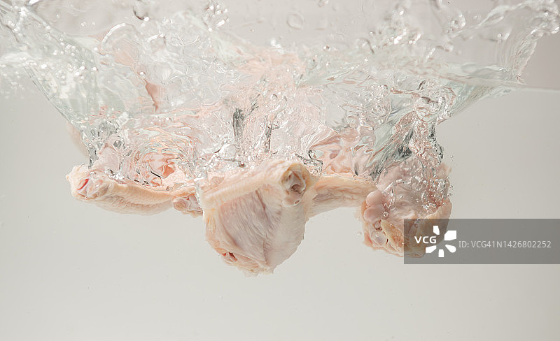 落入水中的生鸡翅图片素材