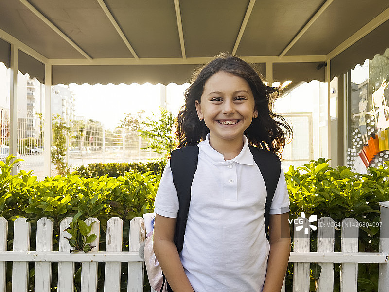 在校外微笑的年轻女学生肖像图片素材