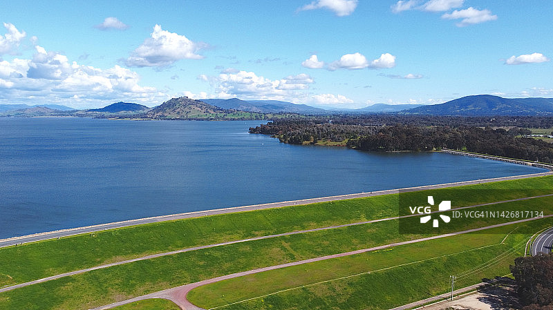 休姆湖：宏伟的堤坝与浩瀚的湖面，距奥尔伯里-沃东加仅15分钟车程图片素材