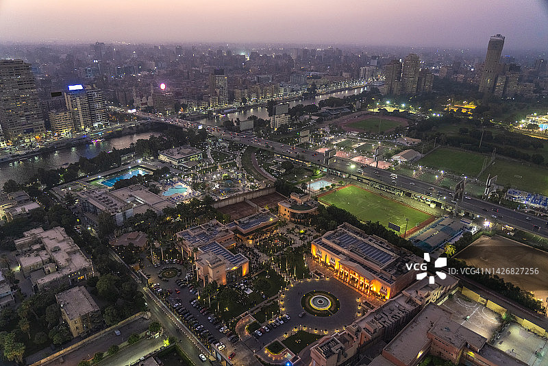 黄昏时城市景观和尼罗河的鸟瞰图图片素材