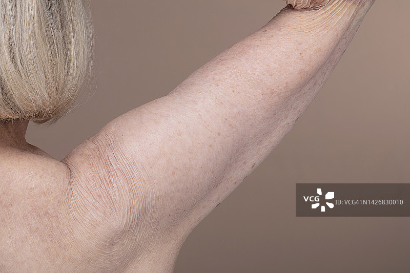 年长女人的裸露肩膀特写图片素材